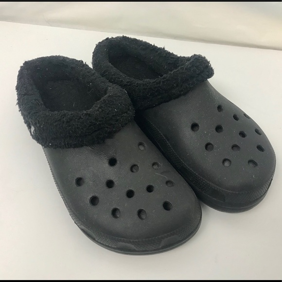 mens black fur crocs
